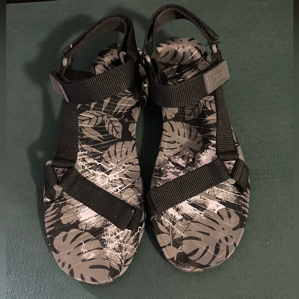 LIKE NEW! Cougar “Jade” Strapped Sandal